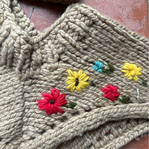 Handmade Knit Scarf and Hat Set with Floral Embroidery flowers - Picture 11 of 14